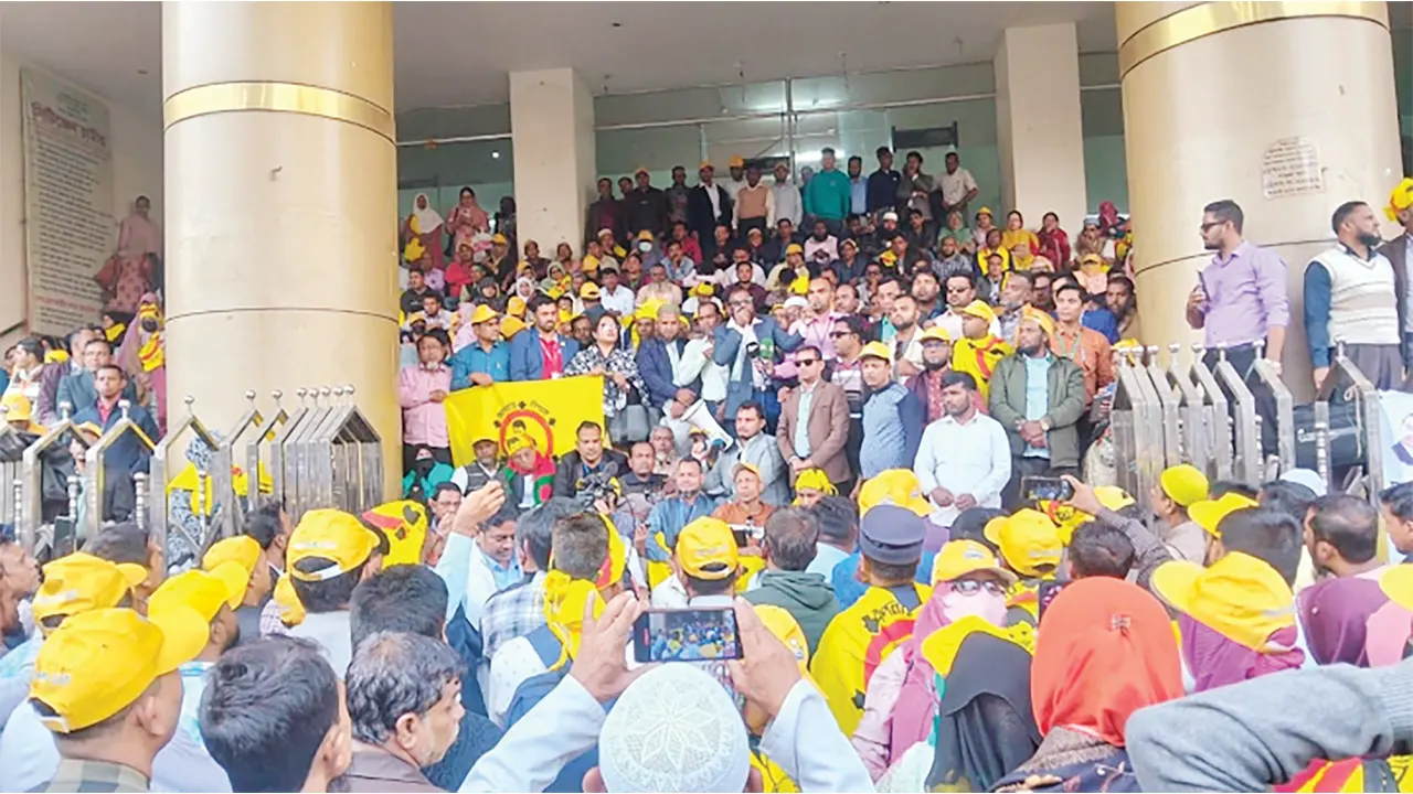 টানা ৯ দিন ধরে স্বাস্থ্য সহকারীদের কর্মবিরতি, কেন্দ্রীয় সমন্বয় পরিষদের অনির্দিষ্টকালীন আন্দোলন