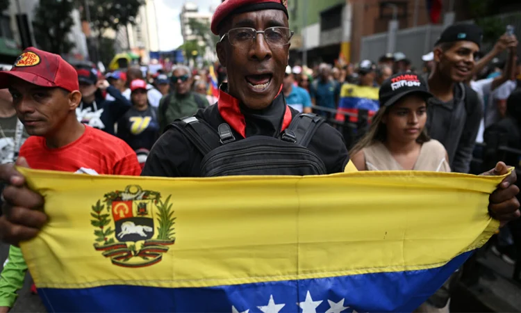 ‘ভেনেজুয়েলা কারও উপনিবেশ নয়’, মাদুরো সমর্থকদের বিক্ষোভ