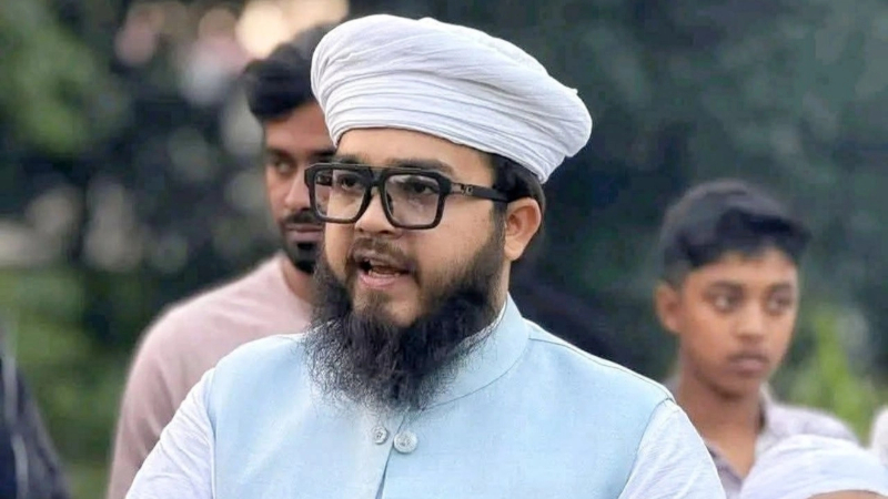 সংসদে নামাজ পড়তে গিয়ে জুতা হারালেন এমপি হানজালা