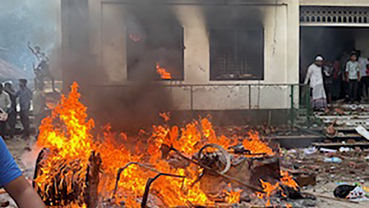 বোমা হামলা, ভাঙচুর, পাল্টাপাল্টি অভিযোগে উত্তেজনা; কয়েকজন আহত