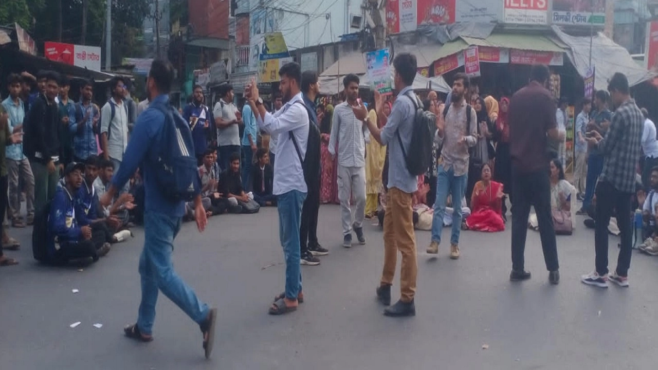 রাবি শিক্ষার্থীদের ওপর হামলা: ৩ দফা দাবিতে ঢাকা-রাজশাহী মহাসড়ক অবরোধ