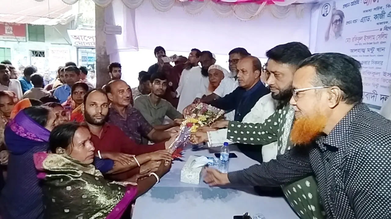 বরিশালে বিএনপি নেতার হাতে ফুল দিয়ে দলটিতে যোগদান করেছেন সনাতন ধর্মাবলম্বী পরিবারের সদস্যরা। ছবি: সংগৃহীত