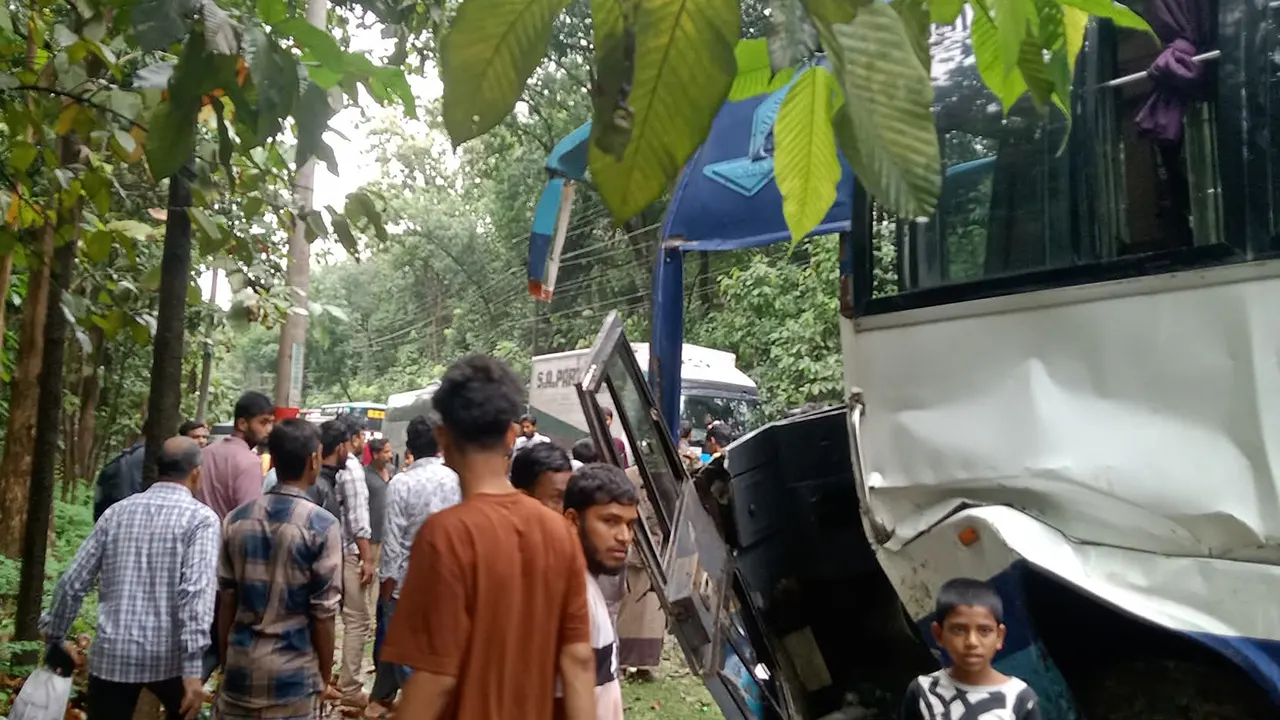 বাসের সঙ্গে মাইক্রোবাসের সংঘর্ষে পাঁচজন নিহত হয়েছেন। ছবি: সংগৃহীত