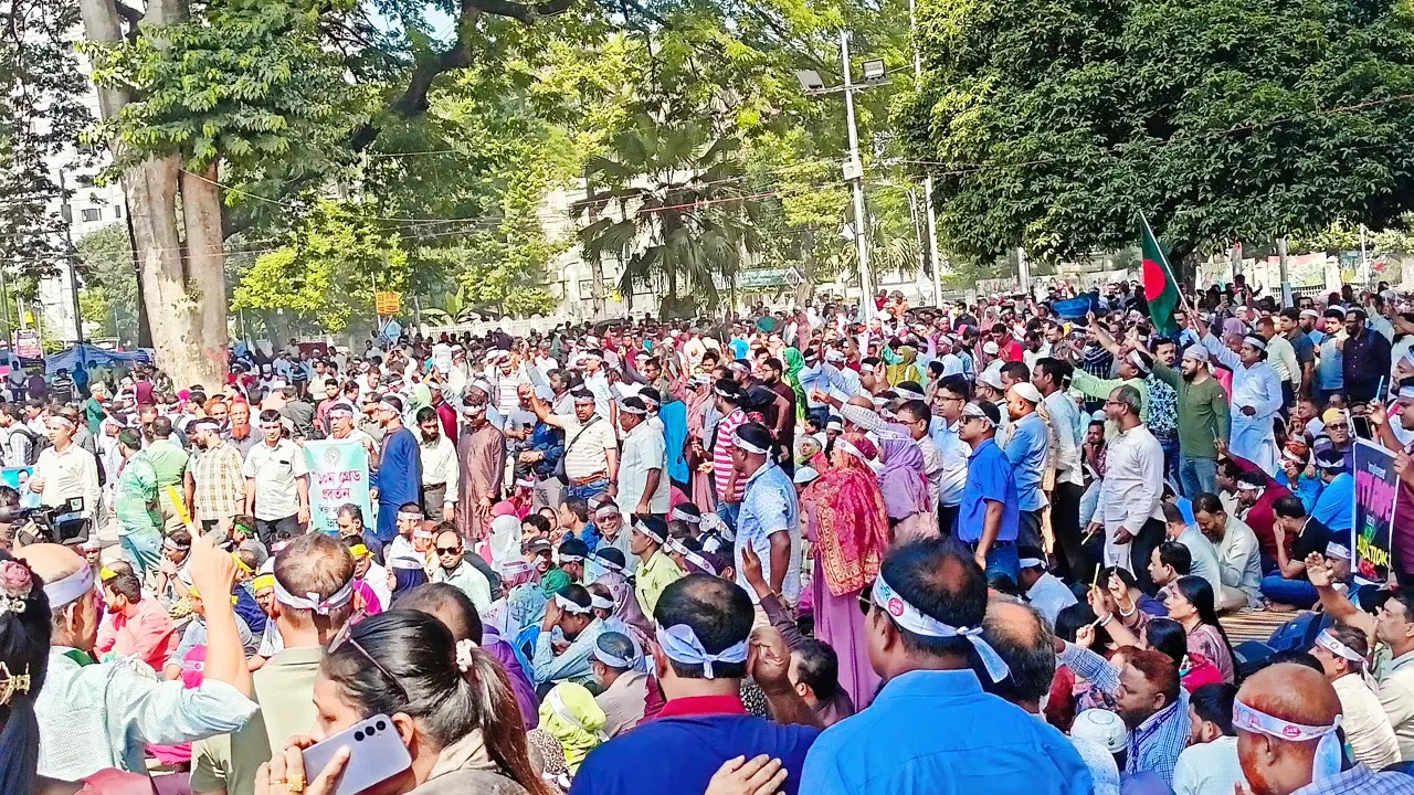 কর্মবিরতিতে প্রাথমিক শিক্ষকরা, বন্ধ ৬৫ হাজার বিদ্যালয়ে পাঠদান