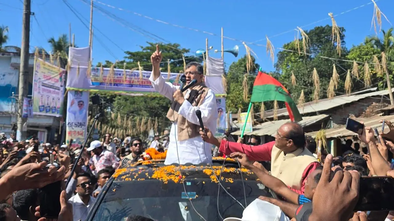কক্সবাজারের বিএমচর ইউনিয়নের বহদ্দারকাটা ষ্টেশনে নির্বাচনী পথসভায় কথা বলেন সালাহউদ্দিন আহমদ। ছবি : সংগৃহীত