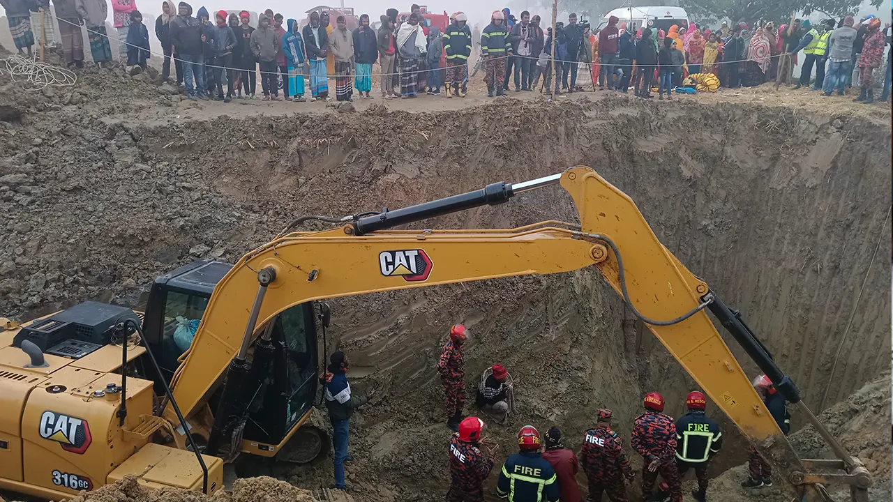 তানোরে ৪০ ফুট গভীর গর্তে পড়ে দুই বছরের সাজিদ