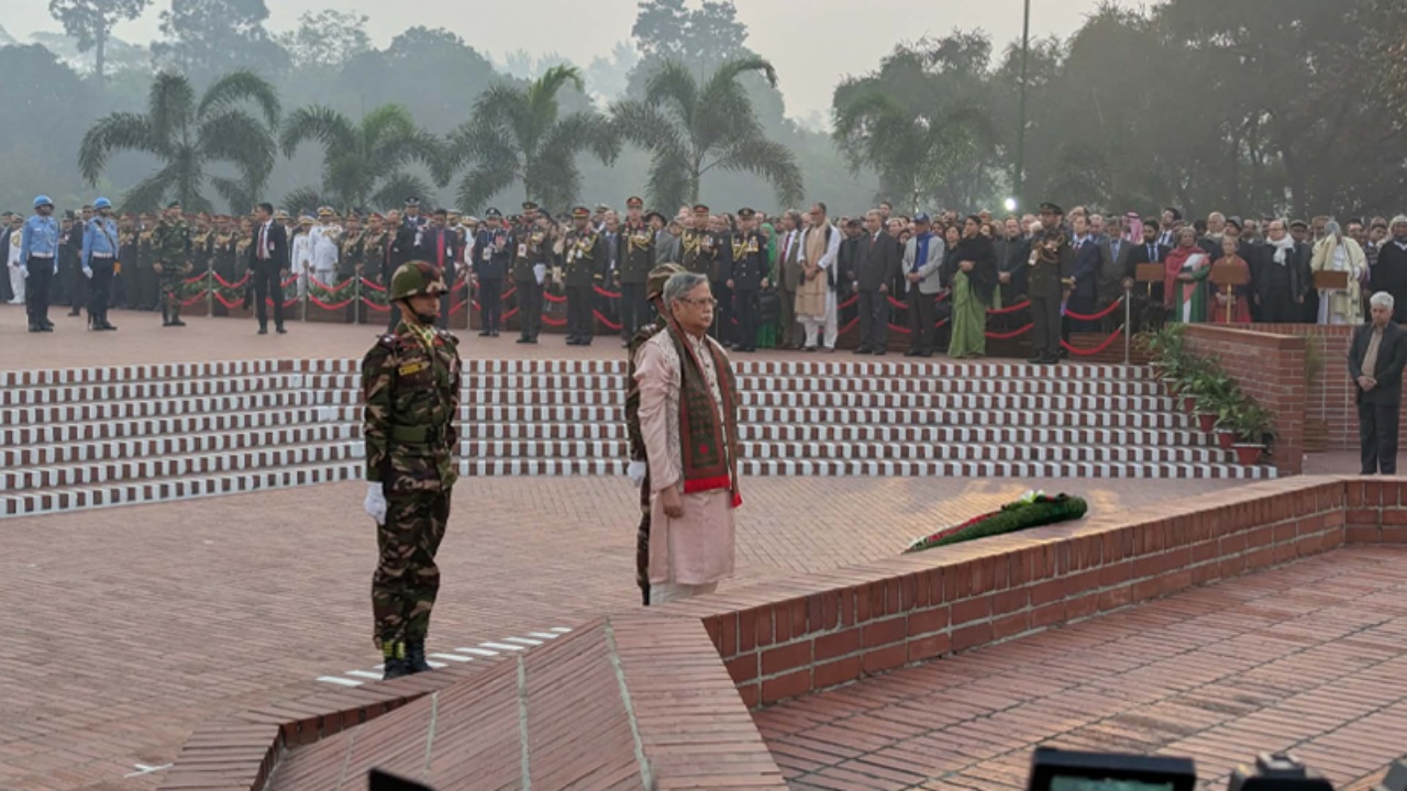 মহান বিজয় দিবসে শহীদদের প্রতি রাষ্ট্রপতির শ্রদ্ধা