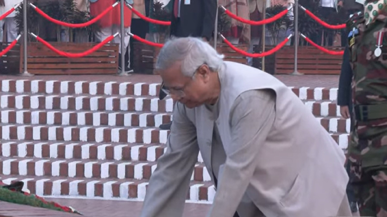 মহান বিজয় দিবসে জাতীয় স্মৃতিসৌধে প্রধান উপদেষ্টার শ্রদ্ধা