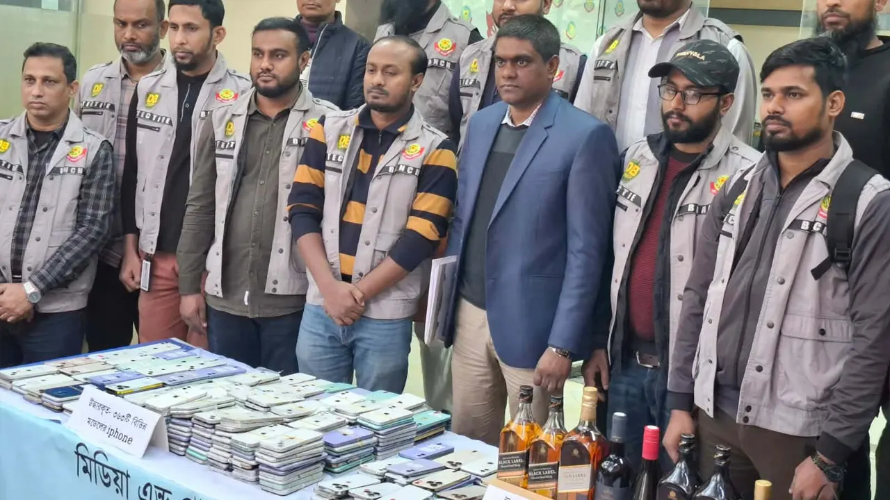 চীনা নাগরিকদের তত্ত্বাবধানে ঢাকায় অবৈধ আইফোন সংযোজন কারখানা