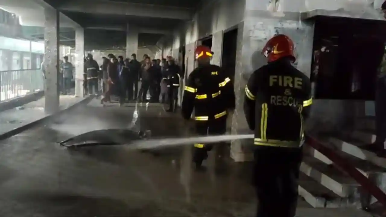 পতাকা উত্তোলনের পর খুলনায় আ.লীগের কার্যালয়ে ভাঙচুর ও অগ্নিসংযোগ