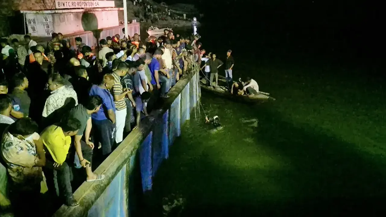 দৌলতদিয়া ঘাটে বাস ডুবি: উদ্ধার তিন নারীর মধ্যে দুইজনের মৃত্যু