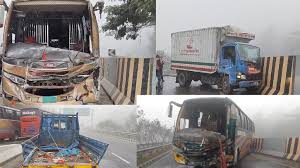 ঘন কুয়াশায় দেশের বিভিন্ন সড়কে প্রাণ গেল অন্তত ৯ জনের