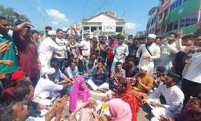 ফরিদপুর বিভাগে অন্তর্ভুক্তির প্রতিবাদে শরীয়তপুরে বিক্ষোভ-সড়ক অবরোধ