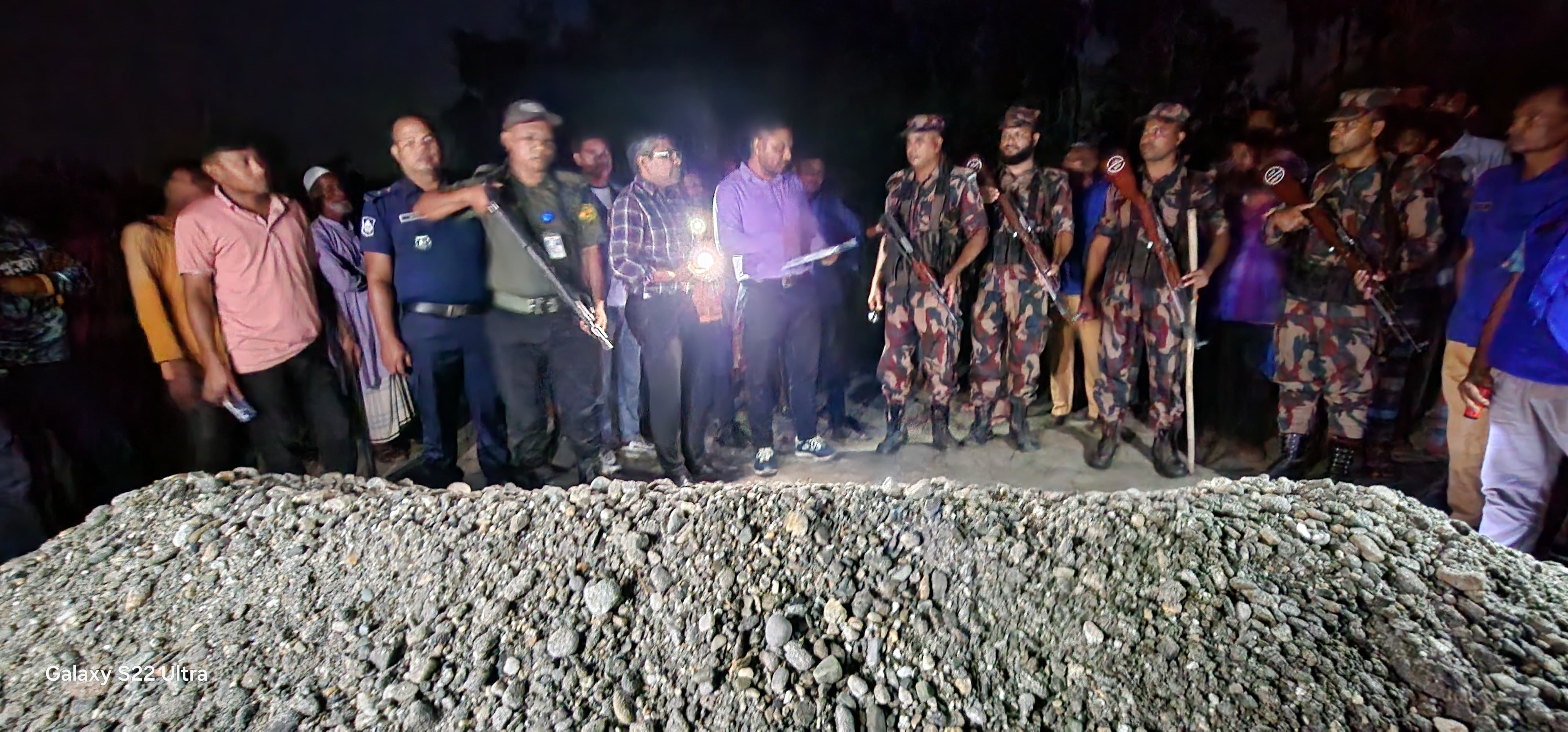 বিজিবি কর্তৃক ট্যাক্সমুক্ত পাথর উদ্ধারে অভিযান, জব্দ ১০,০০০ সিএফটি পাথর