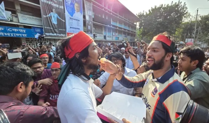 শেখ হাসিনাকে ফাঁসির রায়, ঢাবি শিক্ষার্থীদের উল্লাস ও মিষ্টি বিতরণ