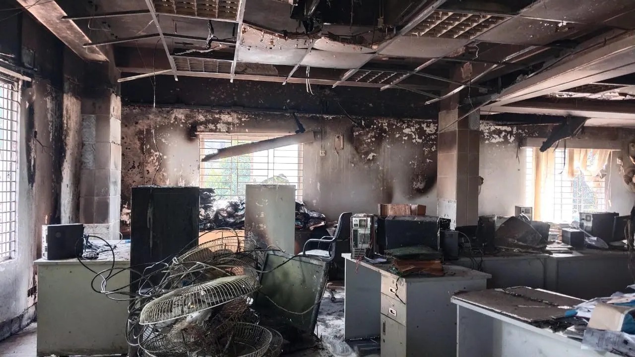 মানিকগঞ্জের সিংগাইর উপজেলায় ইসলামী ব্যাংকের শাখায় ভয়াবহ অগ্নিকাণ্ড