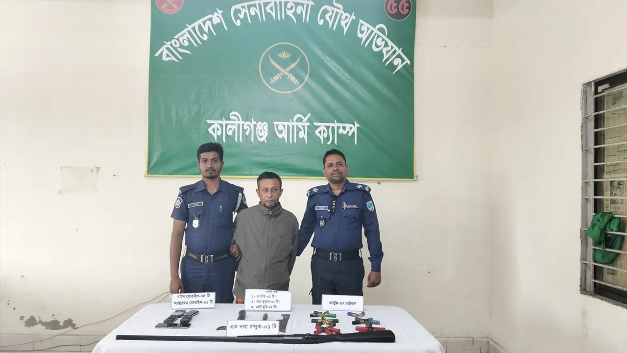 শ্যামনগরে সেনাবাহিনীর মধ্যরাতের অভিযানে অস্ত্রসহ এক ব্যক্তি আটক