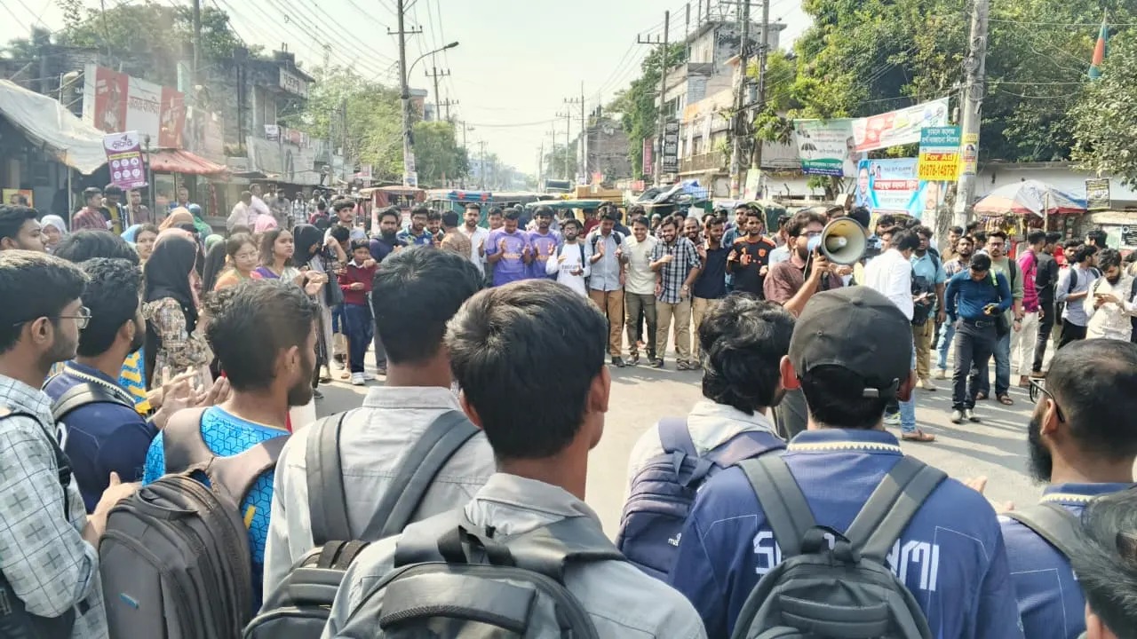রাবিতে হামলার প্রতিবাদে মহাসড়ক অবরোধ, শিক্ষার্থীদের বিক্ষোভ