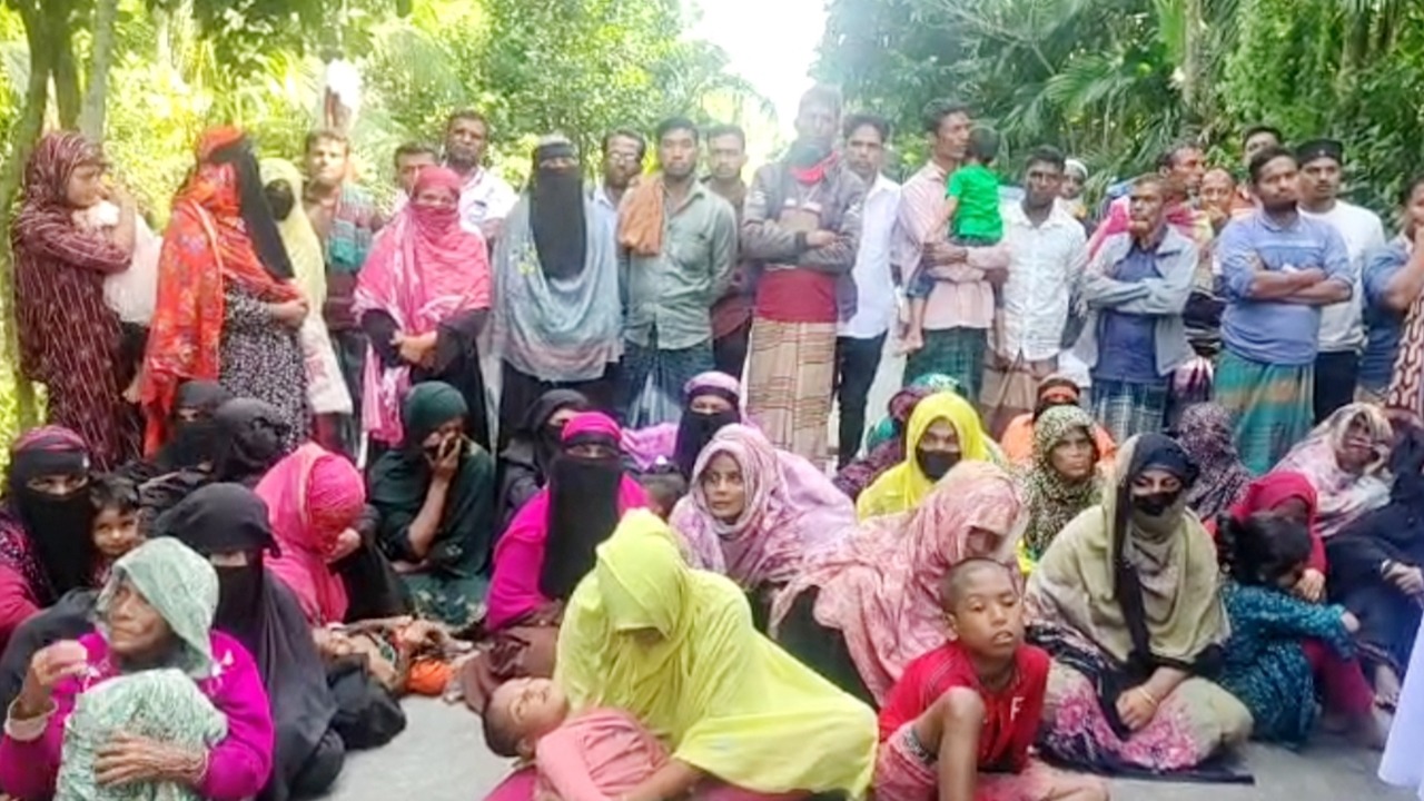 বঙ্গোপসাগরে নিখোঁজ ১৩ জেলেকে উদ্ধারের দাবিতে লালমোহনে সড়ক অবরোধ