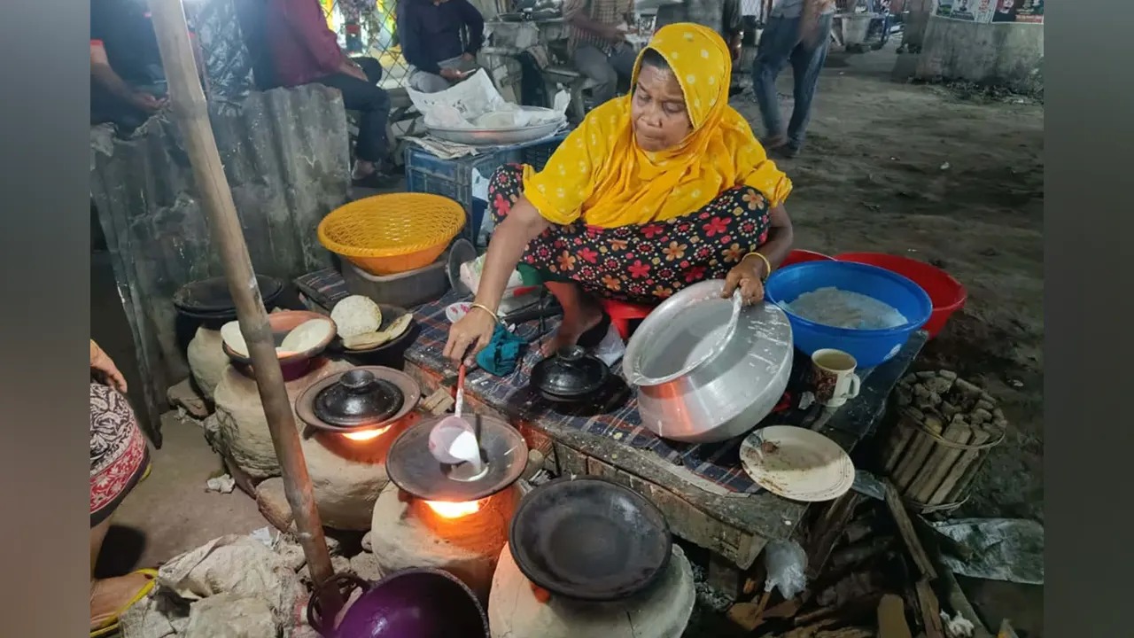 জামালপুরে শীতের আগমনে পিঠা উৎসব, ফুটপাতে ভিড় জমাচ্ছেন পিঠাপ্রেমীরা