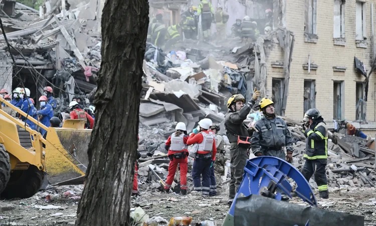 রাশিয়া-ইউক্রেন সংঘাতে রাতভর হামলা, অন্তত ৯ নিহত