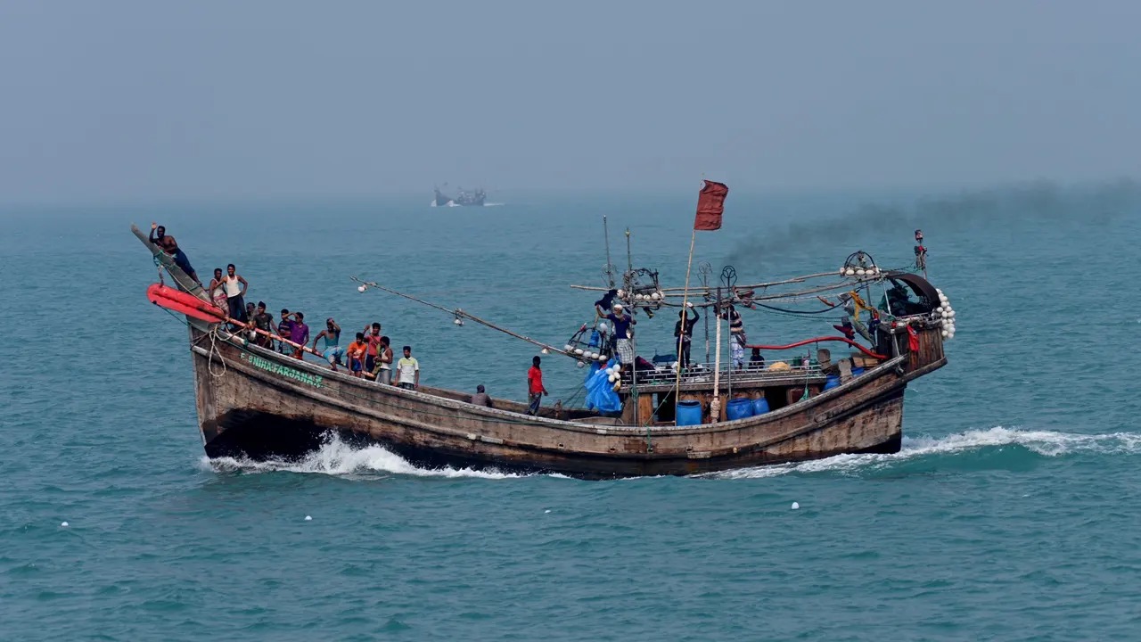 কক্সবাজারে কোস্টগার্ড ও পুলিশের যৌথ অভিযানে নারী-শিশুসহ ২৮ জন উদ্ধার
