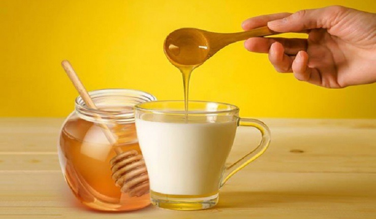 গরম দুধে মধু: ঘুমের সহায়ক ও স্বাস্থ্যকর, তবে সতর্কতা জরুরি