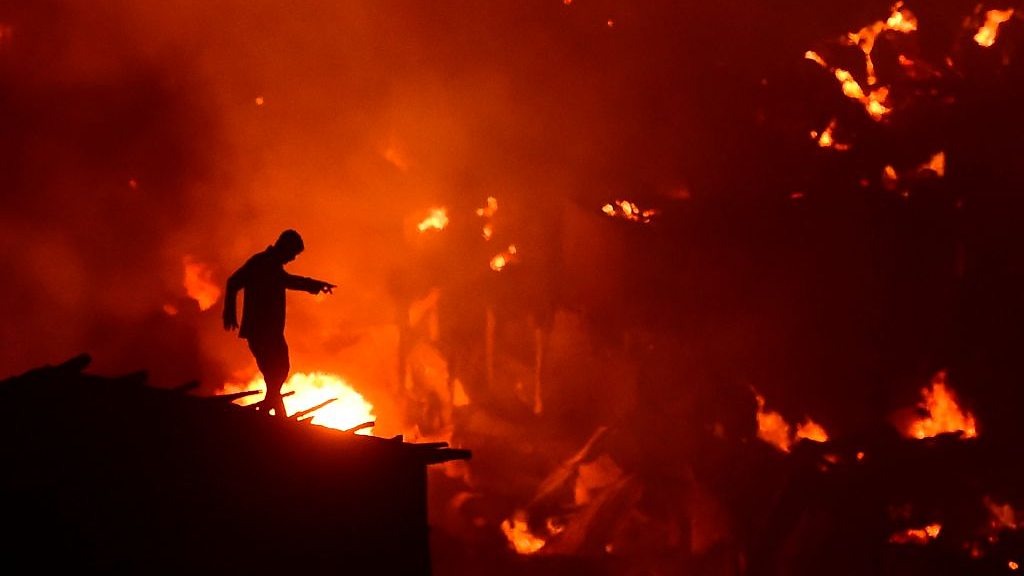 নারায়ণগঞ্জের সমীরকর মার্কেটে ভয়াবহ অগ্নিকাণ্ড, ৩০ দোকান পুড়ে ছাই