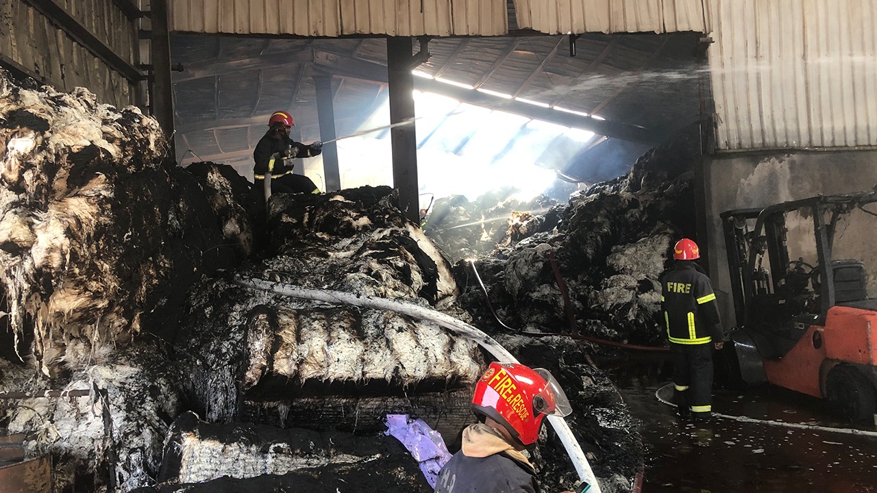 নরসিংদীর তুলা ও সুতার গোডাউনে ভয়াবহ আগুন