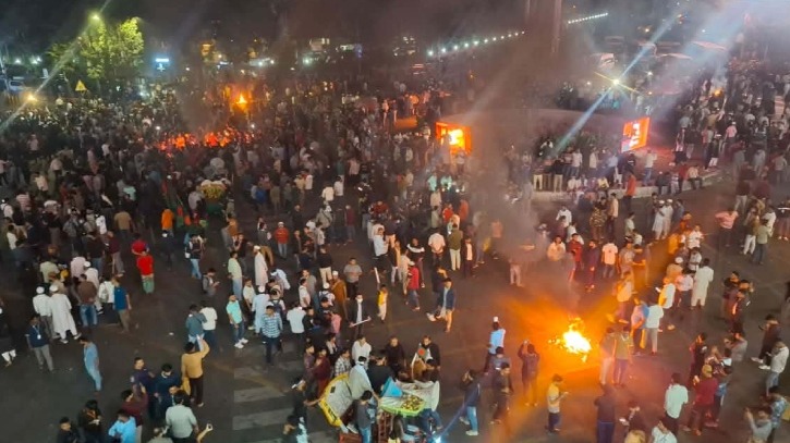 কারওয়ান বাজারে সড়ক অবরোধ করে মুঠোফোন ব্যবসায়ীদের বিক্ষোভ, যান চলাচল বন্ধ