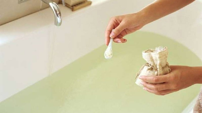 পানিতে সামান্য লবণ মিশিয়ে গোসল করলে যা হয়, জানলে অবাক হবেন