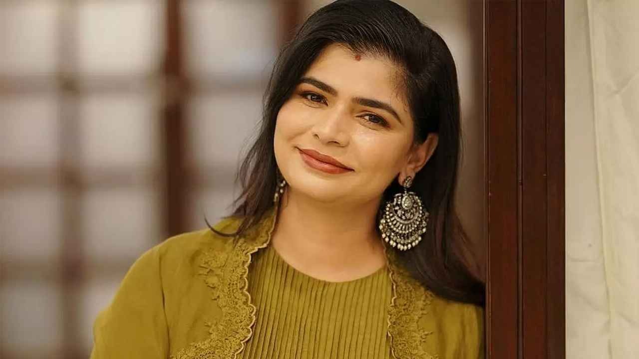 জনপ্রিয় গায়িকাকে নগ্ন ভিডিও দেখিয়ে হেনস্তা ও সন্তানদের হত্যার হুমকি