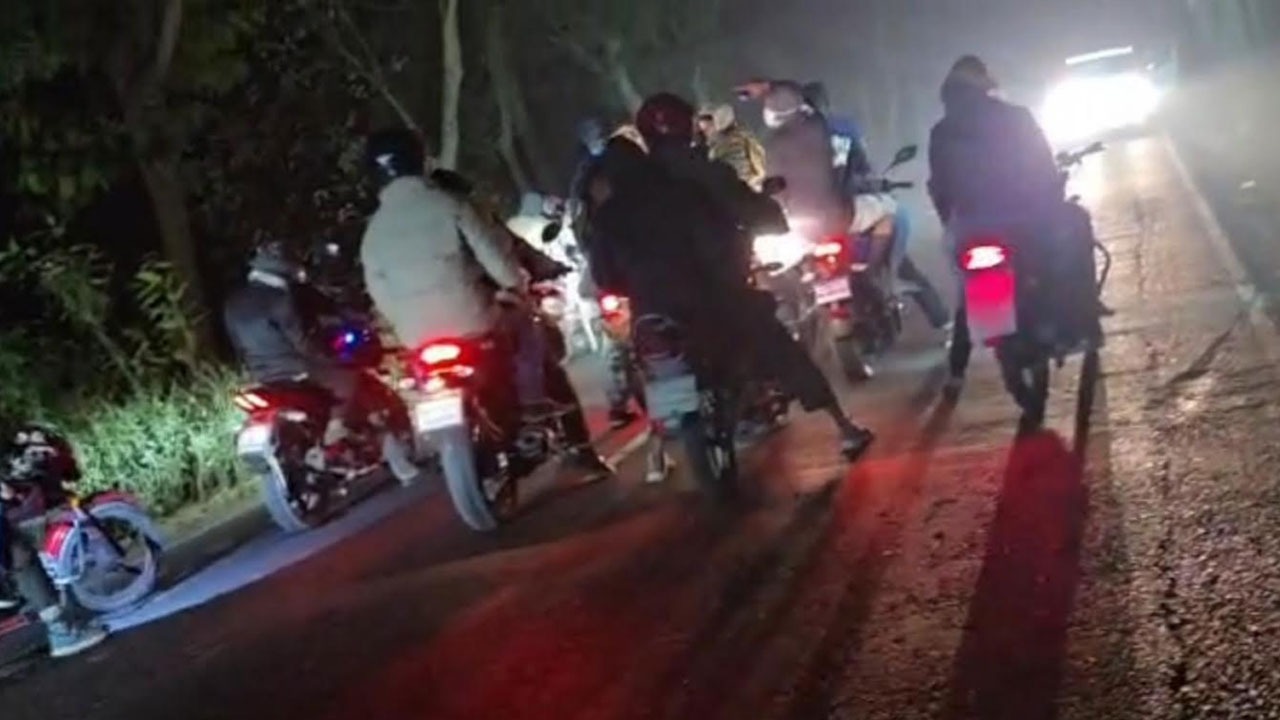 মাদারীপুরে ঢাকা–বরিশাল মহাসড়ক অবরোধ, যান চলাচল বন্ধ রেখে বিক্ষোভ