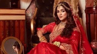 লাল শাড়িতে রাজকীয় রূপে সাদিয়া আয়মান