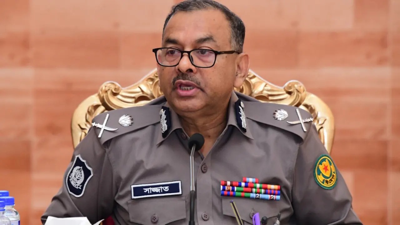 শাহবাগে বিক্ষোভকারীদের সামনে হাদি হত্যা নিয়ে মুখ খুললেন ডিএমপি কমিশনার