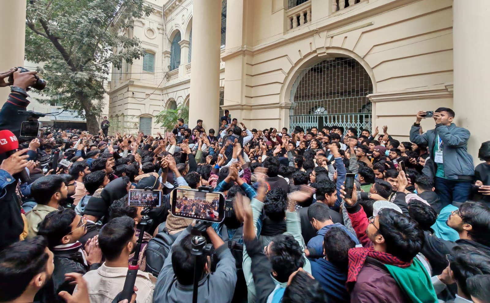 জগন্নাথ বিশ্ববিদ্যালয়ে জকসু ও হল সংসদ নির্বাচন স্থগিত, শিক্ষার্থীদের বিক্ষোভে উত্তাল