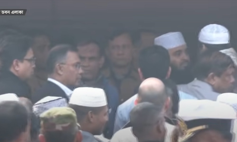 জানাজা শেষে খালেদা জিয়ার কফিন কাঁধে তুলে নিলেন আজহারী