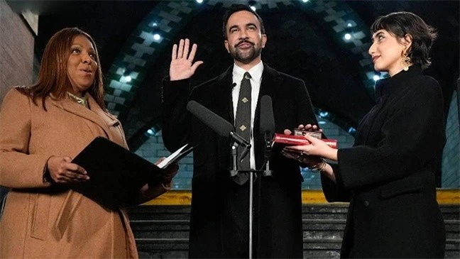 কোরআনে শপথ নিয়ে ইতিহাস গড়লেন নিউইয়র্কের নতুন মেয়র জোহরান মামদানি