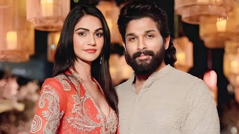 হায়দরাবাদের ক্যাফেতে ভক্তদের ভিড়ে পড়লেন আল্লু অর্জুন-স্নেহা রেড্ডি