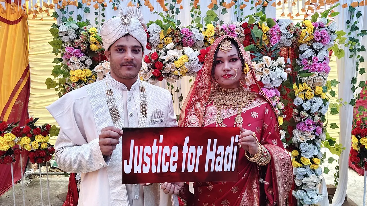 বিয়ের আসরে ‘জাস্টিস ফর হাদি’ প্ল্যাকার্ড হাতে ন্যায়বিচারের দাবি