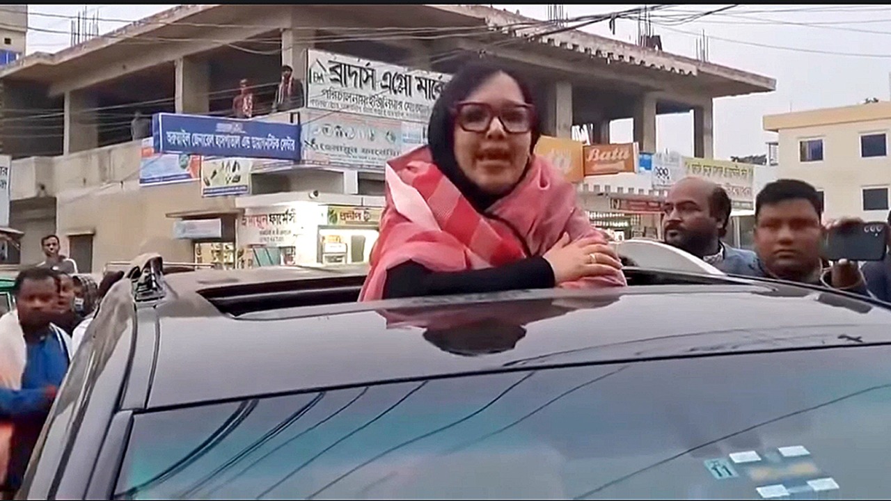 মঞ্চ ভাঙচুরের অভিযোগ রুমিন ফারহানার