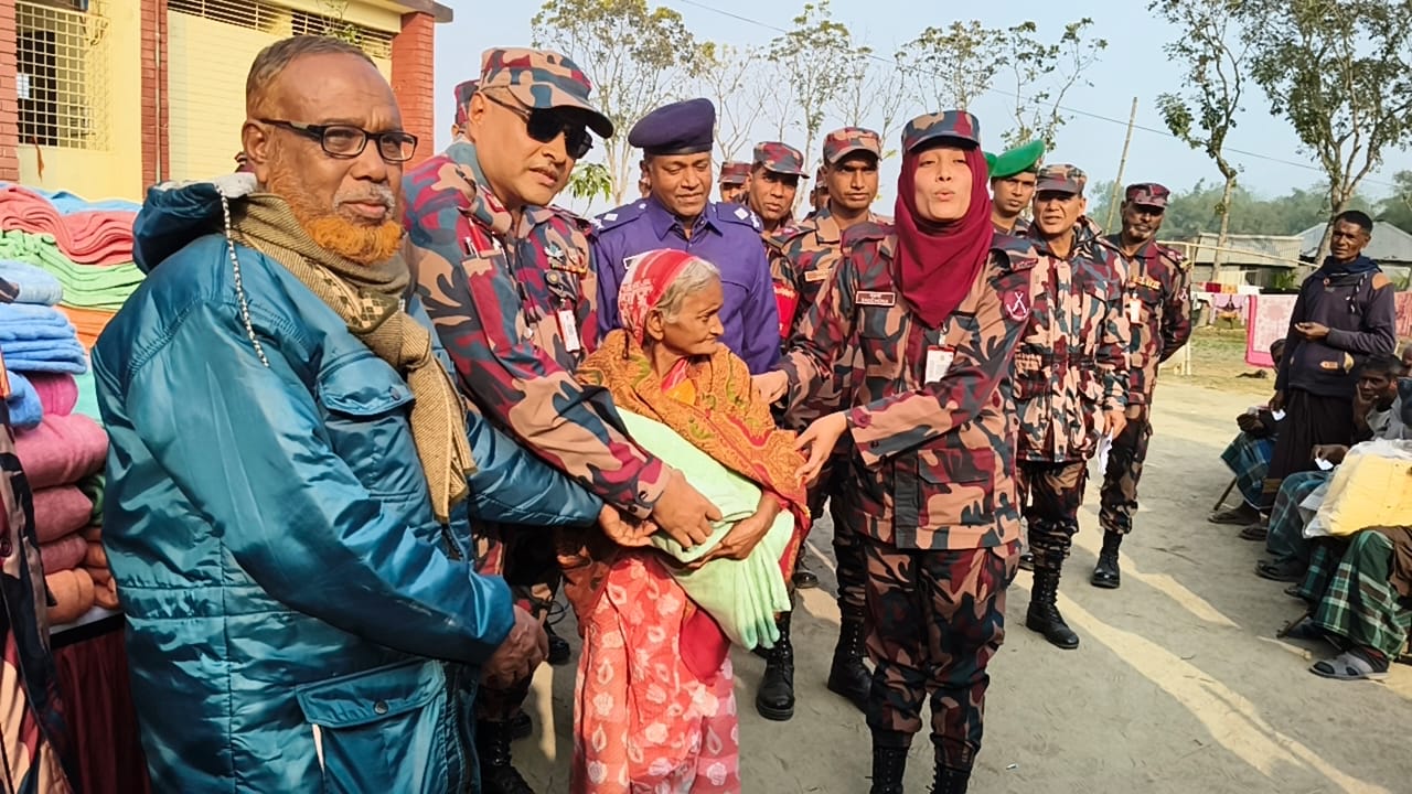 হাতীবান্ধায় সীমান্তে শীতার্তদের পাশে ৬১ বিজিবি ২০০ দুস্থ পরিবারের মাঝে শীতবস্ত্র বিতরণ
