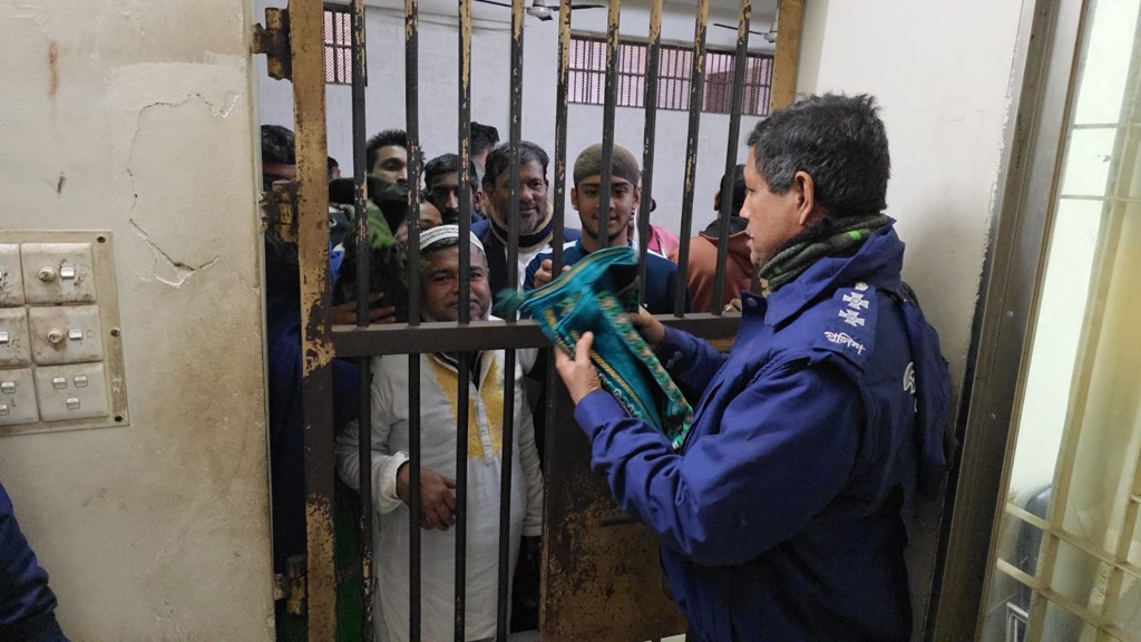 হাজতখানায় আসামিদের জন্য জায়নামাজ প্রদান করেছেন ঢাকার চিফ জুডিশিয়াল ম্যাজিস্ট্রেট