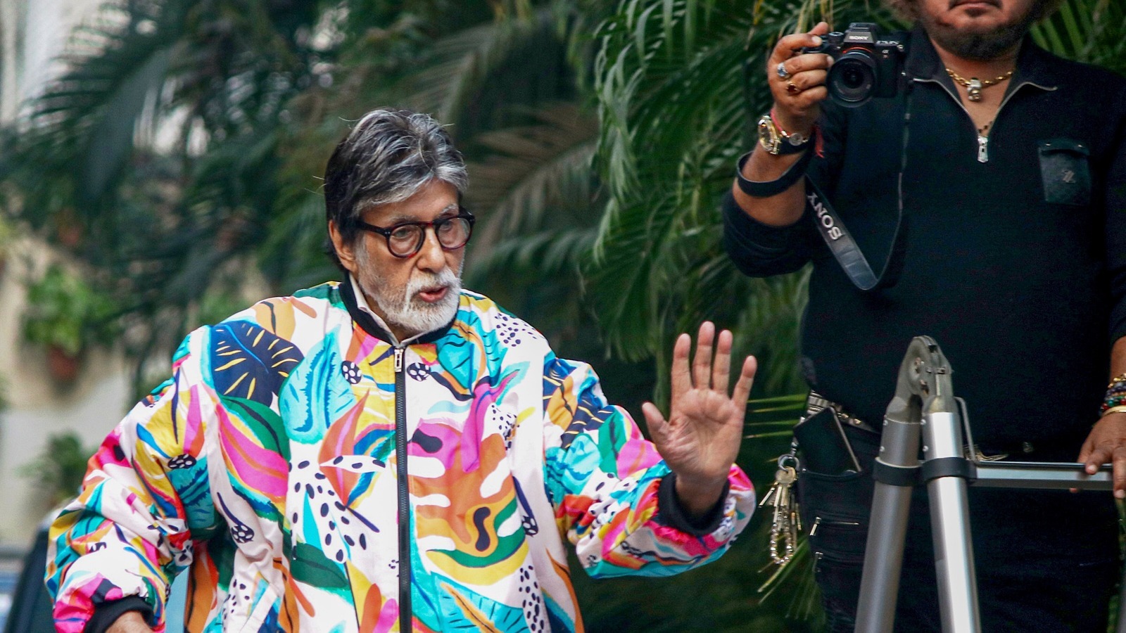 অমিতাভ বচ্চনকে ঘিরে জনতার ভিড়, সামাজিক মাধ্যমে নিন্দার ঝড়