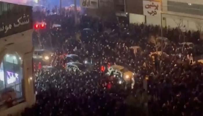 ইরানে সরকার পতনের দাবিতে তীব্র বিক্ষোভ, গুলিতে তেহরানে নিহত দুই শতাধিক