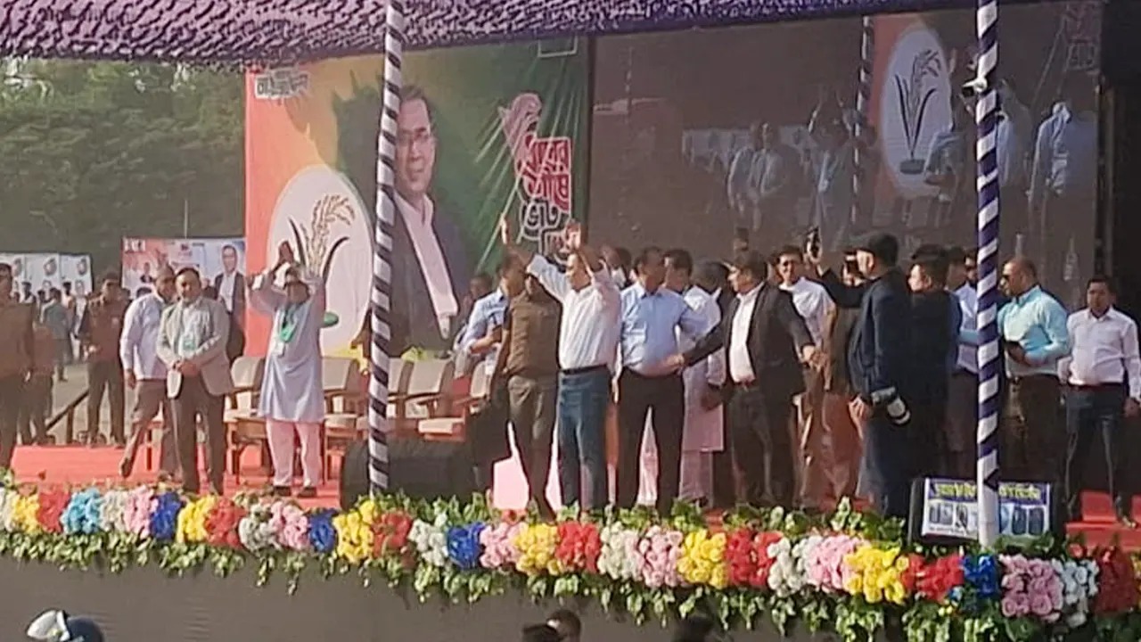 মৌলভীবাজারে নির্বাচনী জনসভায় প্রধান অতিথি হিসেবে মঞ্চে আসন গ্রহণ করলেন তারেক রহমান