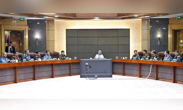 নির্বাচন উপলক্ষে সশস্ত্র বাহিনীকে সর্বোচ্চ সতর্ক থাকার নির্দেশ ড. ইউনূসের