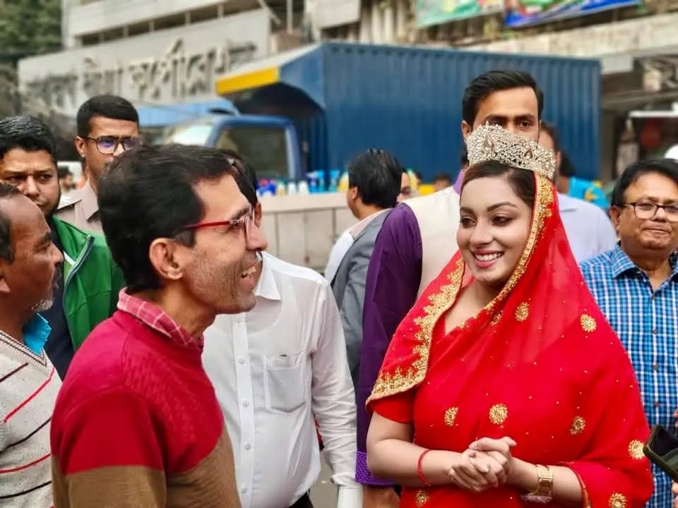 মাথায় মুকুট আর ওসমান হাদির কবরের মাটি নিয়ে সংসদে যেতে চান মেঘনা আলম