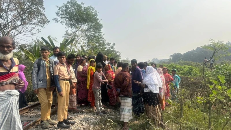 গাজীপুরে ট্রেনে কাটা পড়ে মা ও দুই সন্তানের মৃত্যু