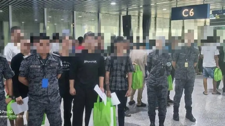 বাংলাদেশিসহ ১৩৫ অভিবাসী বন্দিকে নিজ নিজ দেশে ফেরত পাঠাল মালয়েশিয়া